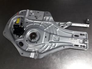 Używane Mechanizm szyby prawej przedniej wersja 4-drzwiowa Hyundai Tucson (JM) 2.0 CRDi VGT 16V 4x2 Cena € 50,00 Procedura marży oferowane przez Autobedrijf Broekhuis B.V.