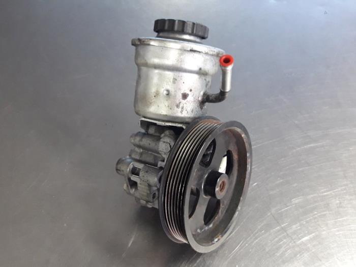 Usagé Pompe de direction Toyota Avensis Wagon (T25/B1E) 2.0 16V D-4D-F Prix € 50,00 Règlement à la marge proposé par Autobedrijf Broekhuis B.V.