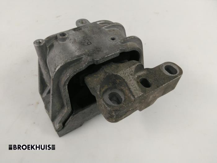 Usagé Support moteur Volkswagen Caddy III (2KA,2KH,2CA,2CH) 1.9 TDI Prix € 10,00 Règlement à la marge proposé par Autobedrijf Broekhuis B.V.