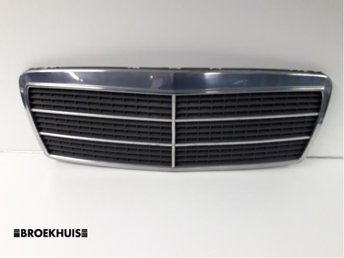 Używane Grill Mercedes E (W210) 2.2 E-220 CDI 16V Cena € 20,00 Procedura marży oferowane przez Autobedrijf Broekhuis B.V.