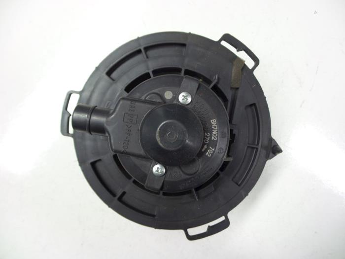 Heating and ventilation fan motor from a Mazda 5 (CR19) 2.0 CiDT 16V Normal Power 2007
