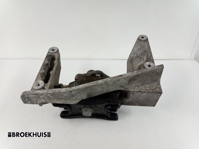 Used Engine mount Mercedes V (638.2) V-220 2.2 CDI 16V Price € 24,20 Inclusive VAT offered by Autobedrijf Broekhuis B.V.