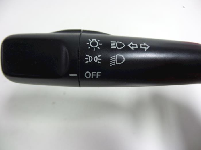 Interruptor de indicador de dirección de un Suzuki Liana (ERC/ERD/RH4) 1.3 MPi 16V 2002