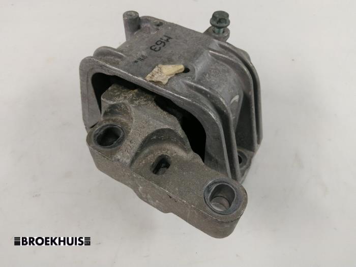 Used Engine mount Volkswagen Passat (3C2) 2.0 FSI 16V Price € 15,00 Margin scheme offered by Autobedrijf Broekhuis B.V.