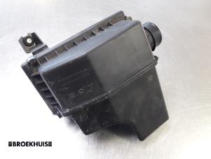 Usagé Boîtier filtre à air Mitsubishi Colt (Z2/Z3) 1.3 16V Prix € 20,00 Règlement à la marge proposé par Autobedrijf Broekhuis B.V.