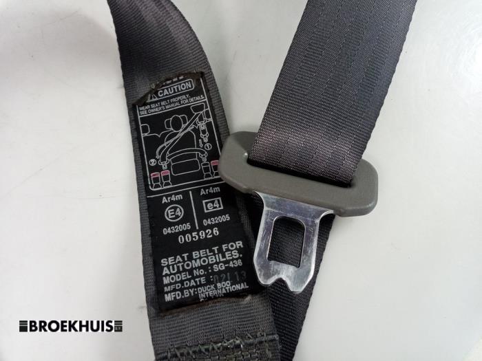 Rear seatbelt, centre from a Kia Sorento I (JC) 2.5 CRDi 16V 2003