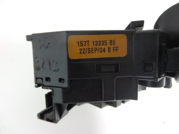 Richtungsanzeiger Schalter van een Ford Mondeo III Wagon 2.0 TDCi/TDDi 115 16V 2004