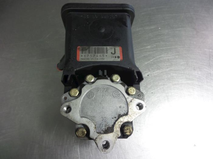 Power steering pump from a BMW 3 serie (E46/4) 318d 16V 2002
