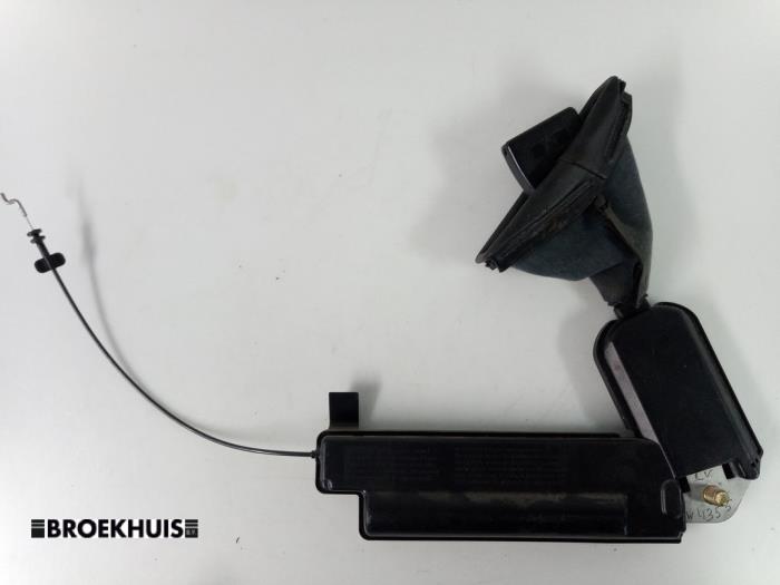 Seatbelt tensioner, left from a BMW 5 serie (E34) 520i 24V 1994