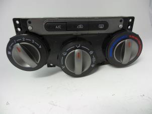 Usados Panel de control de calefacción Hyundai i10 (F5) 1.2i 16V Precio € 40,00 Norma de margen ofrecido por Autobedrijf Broekhuis B.V.