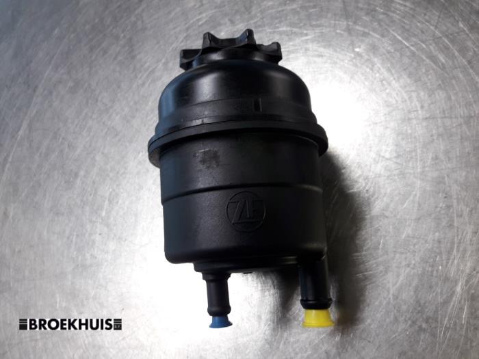 Begagnade Styrservotank Mercedes V (638.2) V-220 2.2 CDI 16V Pris € 12,10 Inklusive moms erbjuds av Autobedrijf Broekhuis B.V.