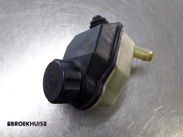 Power steering fluid reservoir