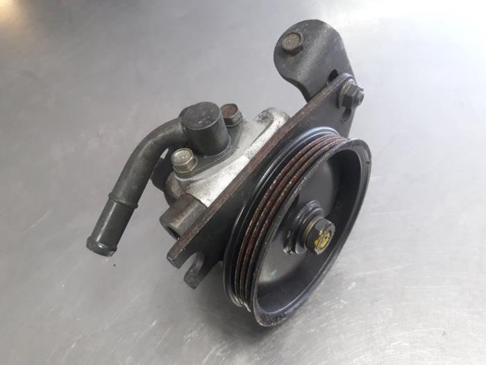 Usagé Pompe de direction Kia Shuma 1.6i 16V Prix € 20,00 Règlement à la marge proposé par Autobedrijf Broekhuis B.V.