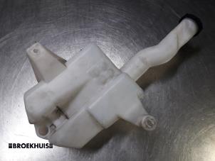 Used Front windscreen washer reservoir Ford Mondeo III Wagon 1.8 16V Price € 10,00 Margin scheme offered by Autobedrijf Broekhuis B.V.