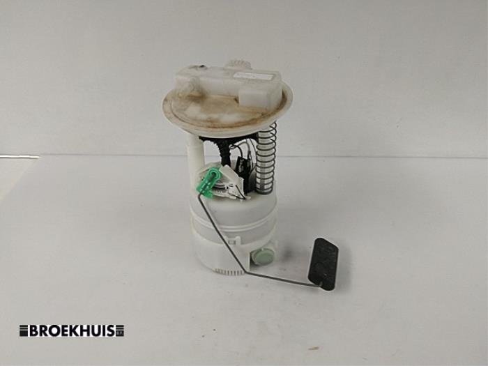 Usagé Pompe à carburant Renault Clio III (BR/CR) 1.2 16V 75 Prix € 25,00 Règlement à la marge proposé par Autobedrijf Broekhuis B.V.