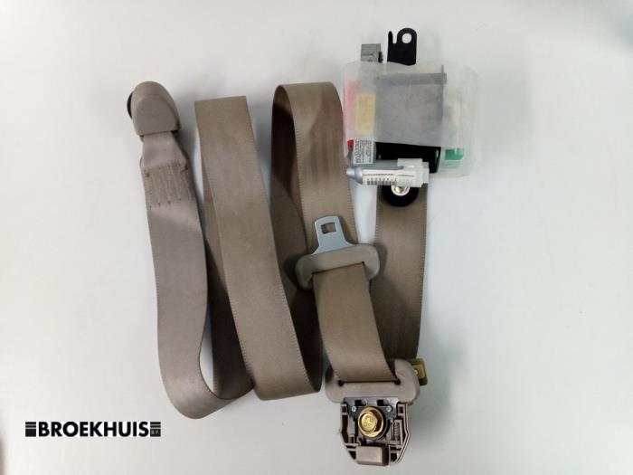 Front seatbelt, right from a Mazda Demio (DW) 1.3 16V 1999