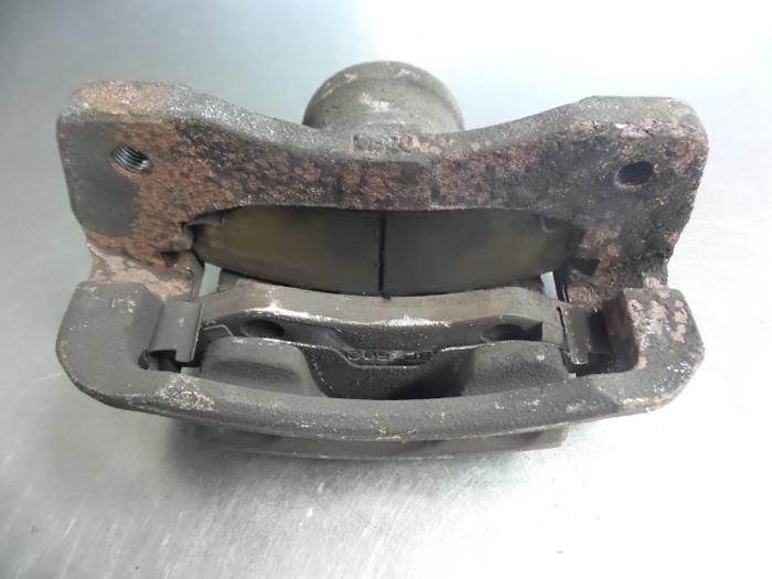 Front brake calliper, left from a Daewoo Nubira (J200) 2.0 16V 2000