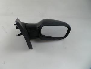 Used Wing mirror, right Renault Clio III (BR/CR) 1.2 16V 75 Price € 35,00 Margin scheme offered by Autobedrijf Broekhuis B.V.
