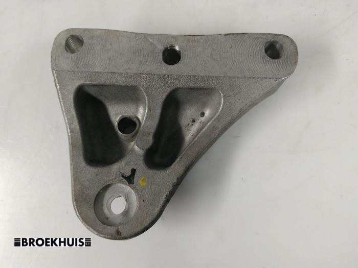 Engine mount from a Volkswagen Polo IV (9N1/2/3) 1.9 SDI 2005