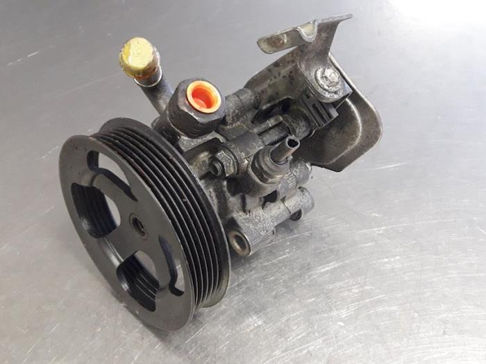 Usagé Pompe de direction Toyota Avensis (T22) 1.8 16V VVT-i Prix € 20,00 Règlement à la marge proposé par Autobedrijf Broekhuis B.V.