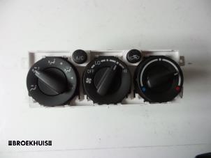 Usados Panel de control de calefacción Toyota Avensis Wagon (T25/B1E) 2.0 16V D-4D-F Precio € 45,00 Norma de margen ofrecido por Autobedrijf Broekhuis B.V.