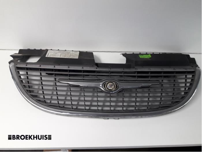 Używane Grill Chrysler Voyager/Grand Voyager (RG/RS) 2.4 16V Cena € 25,00 Procedura marży oferowane przez Autobedrijf Broekhuis B.V.