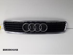Używane Grill Audi A4 Avant (B5) 1.6 Cena € 15,00 Procedura marży oferowane przez Autobedrijf Broekhuis B.V.