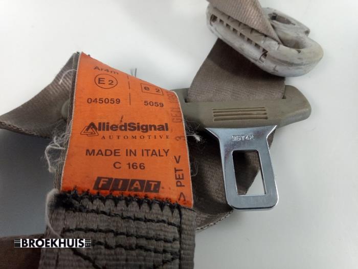 Rear seatbelt, right from a Fiat Marea Weekend (185BX/CX) 1.6 SX,ELX 16V 1997