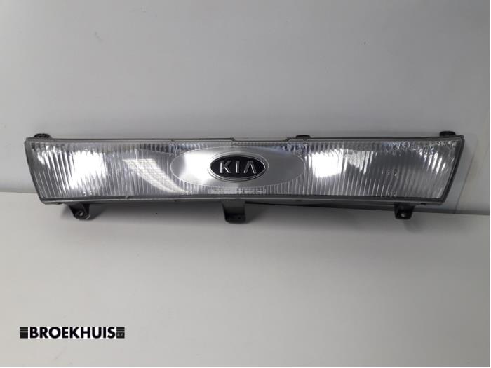 Używane Grill Kia Pregio (TB) 2.7 D Cena € 25,00 Procedura marży oferowane przez Autobedrijf Broekhuis B.V.