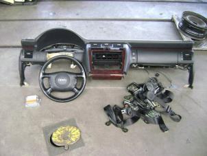 Usagé Kit + module airbag Audi A8 (D2) 2.5 TDI V6 24V Prix € 50,00 Règlement à la marge proposé par Autobedrijf Broekhuis B.V.
