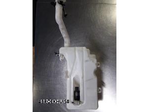 Usagé Réservoir lave-glace avant Mitsubishi Colt (Z2/Z3) 1.3 16V Prix € 15,00 Règlement à la marge proposé par Autobedrijf Broekhuis B.V.