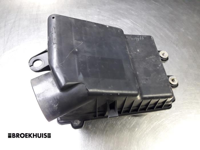Begagnade Luftfilterhus Kia Carnival 1 (FLB) 2.5 V6 24V Pris € 15,00 Marginaltabell erbjuds av Autobedrijf Broekhuis B.V.