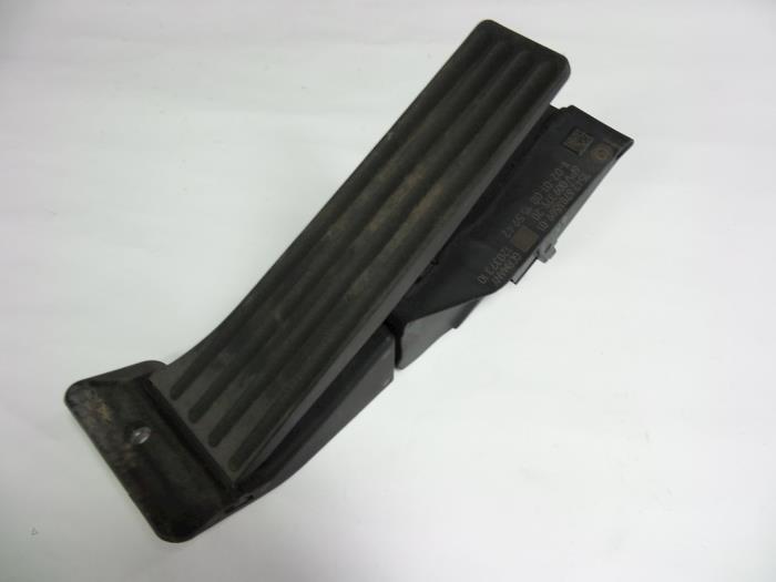 Accelerator pedal from a BMW 1 serie (E81) 118d 16V 2008