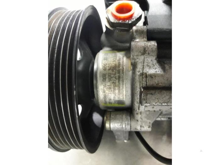 Power steering pump from a Mercedes-Benz C (W202) 2.0 C-200 CGI 16V 1998