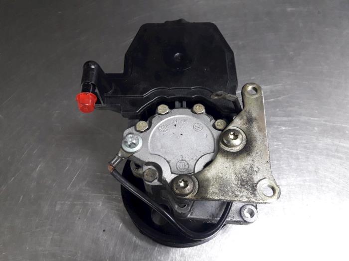 Power steering pump from a Mercedes-Benz C (W202) 2.0 C-200 CGI 16V 1998