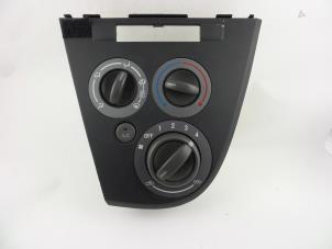 Usados Panel de control de calefacción Daihatsu Cuore (L251/271/276) 1.0 12V DVVT Precio € 30,00 Norma de margen ofrecido por Autobedrijf Broekhuis B.V.