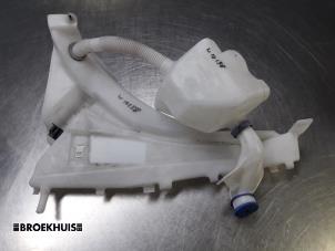 Usagé Réservoir lave-glace avant Volvo C30 (EK/MK) 1.6 D 16V Prix € 20,00 Règlement à la marge proposé par Autobedrijf Broekhuis B.V.