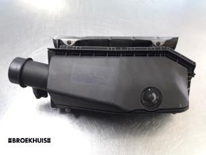 Używane Obudowa filtra powietrza Mercedes C (W203) 2.2 C-200 CDI 16V Cena € 15,00 Procedura marży oferowane przez Autobedrijf Broekhuis B.V.