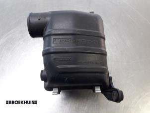 Usados Cuerpo de filtro de aire Suzuki Jimny Hardtop 1.3i 16V 4x4 Precio € 15,00 Norma de margen ofrecido por Autobedrijf Broekhuis B.V.
