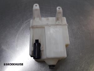 Used Front windscreen washer reservoir Toyota Hilux III 2.5 D4-D 100 16V 4x4 Price € 20,00 Margin scheme offered by Autobedrijf Broekhuis B.V.