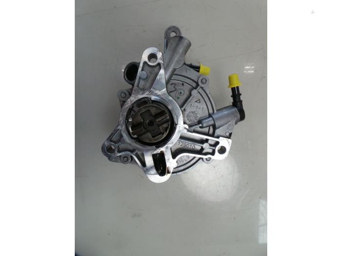 Vacuum pump (diesel) from a Peugeot 5008 I (0A/0E) 2.0 HDiF 16V 2010