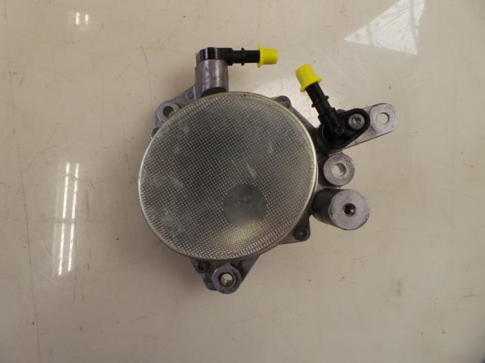 Vacuum pump (diesel) from a Peugeot 5008 I (0A/0E) 2.0 HDiF 16V 2010