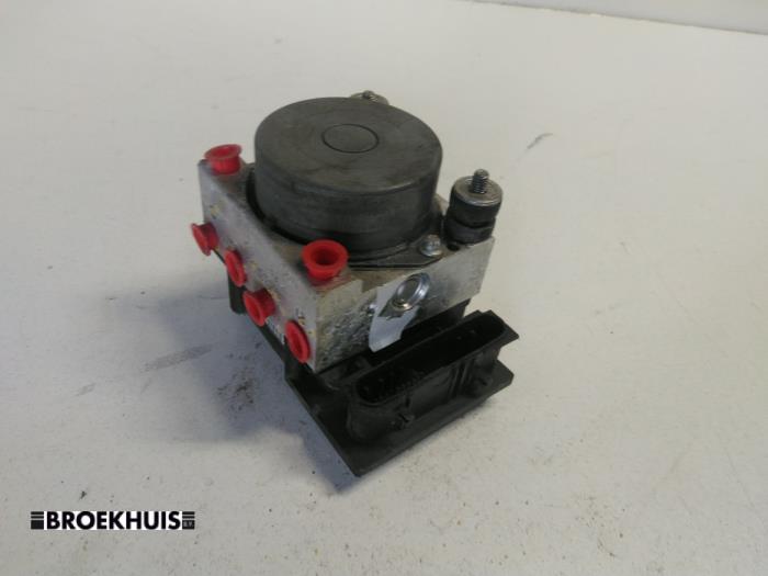 Used ABS pump Renault Twingo (C06) 1.2 Price € 25,00 Margin scheme offered by Autobedrijf Broekhuis B.V.