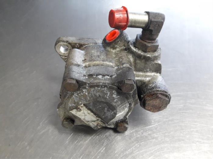 Power steering pump from a Renault Master II (JD) 2.8 dTi T28 2000
