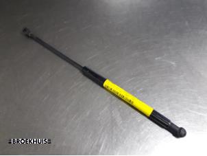 Used Bonnet gas strut, left Landrover Discovery III (LAA/TAA) 2.7 TD V6 Price € 15,00 Margin scheme offered by Autobedrijf Broekhuis B.V.