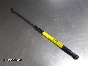 Used Bonnet gas strut, right Landrover Discovery III (LAA/TAA) 2.7 TD V6 Price € 15,00 Margin scheme offered by Autobedrijf Broekhuis B.V.