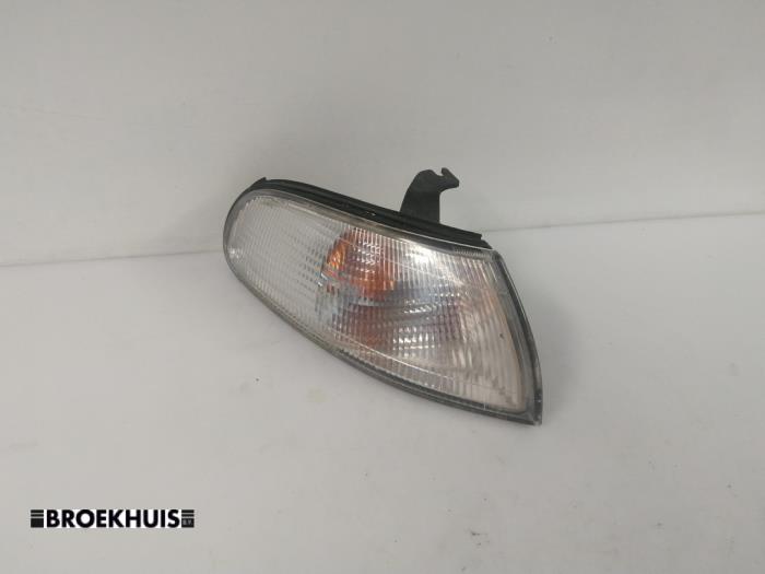 Używane Kierunkowskaz prawy Mazda 626 (GE14/74/84) 2.0i LX,GLX 16V Cena € 5,00 Procedura marży oferowane przez Autobedrijf Broekhuis B.V.