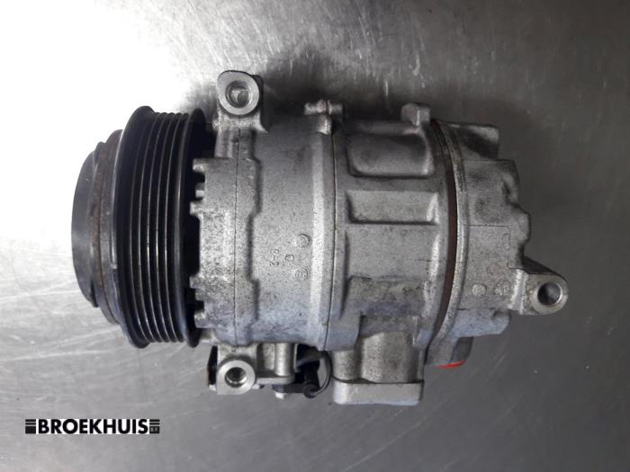 Air conditioning pump from a Mercedes-Benz Vito (638.1/2) 2.2 CDI 108 16V 2004