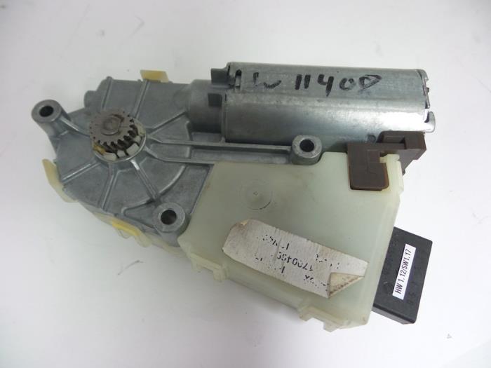 Sunroof motor from a Peugeot 307 SW (3H) 1.6 HDi 16V 2008