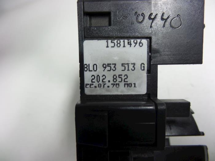 Interruptor de indicador de dirección de un Volkswagen Passat (3B2) 1.9 TDi 110 1998